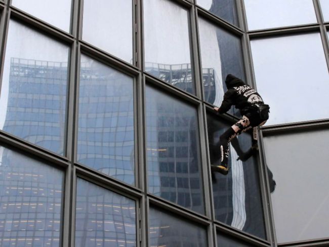 Francúzsky Spiderman zdolal na protest voči penzijnej reforme mrakodrap v Paríži
