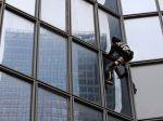 Francúzsky Spiderman zdolal na protest voči penzijnej reforme mrakodrap v Paríži