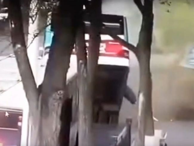 Video: Do diery v ceste prepadol autobus, najmenej šesť ľudí zahynulo