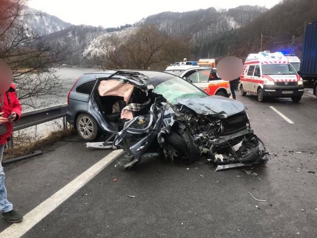 Cesta pri Kraľovanoch je pre nehodu neprejazdná
