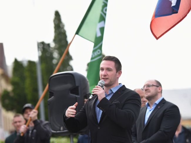 V Sabinove počas mítingu ĽSNS protestovali odporcovia extrémizmu