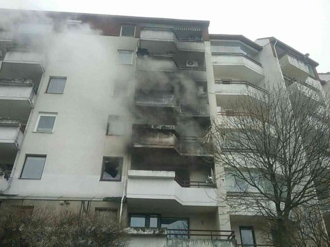 V bratislavskom byte došlo k výbuchu, zasahujú desiatky hasičov