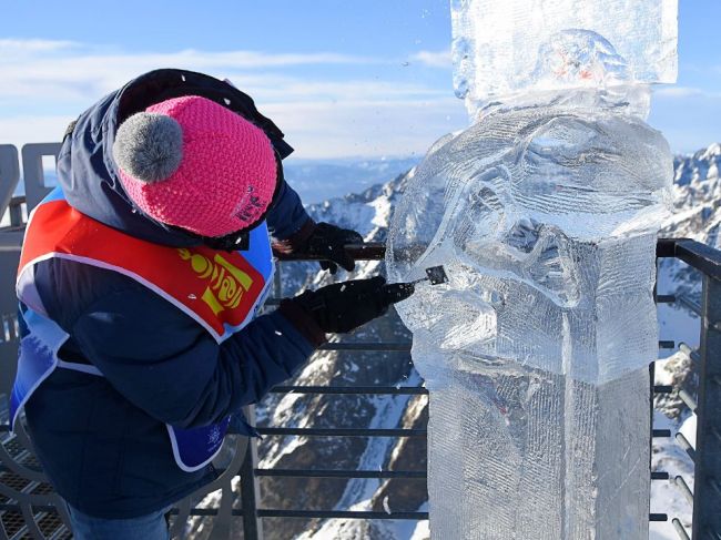 Prvú ľadovú sochu na Lomnickom štíte vytvorili sochári z Mongolska