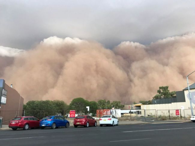 Austráliu naďalej sužujú dažde, vyskytla sa i piesočná búrka