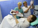 Sestry a pôrodné asistentky tvrdia, že ich podmienky sa nezlepšili