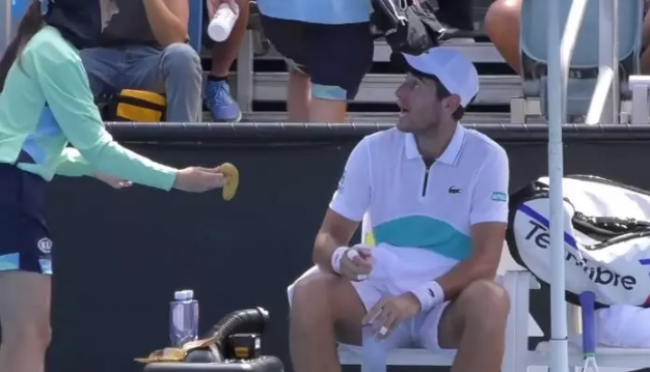Video: Tenistovi doniesli banán, jeho následná reakcia nahnevala aj rozhodcu