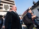 Protestujúci dav ľudí prerušil míting ĽSNS v Levoči