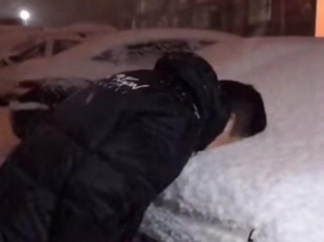 Video: Toto sa stane, keď si odtlačíte tvár do snehu