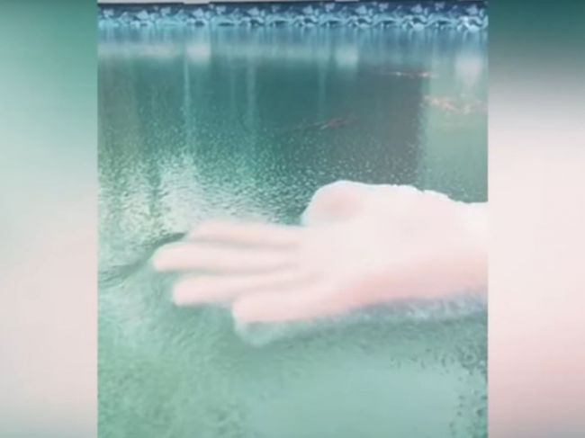 Video: Žena objavila ľad, ktorý sa vie naťahovať