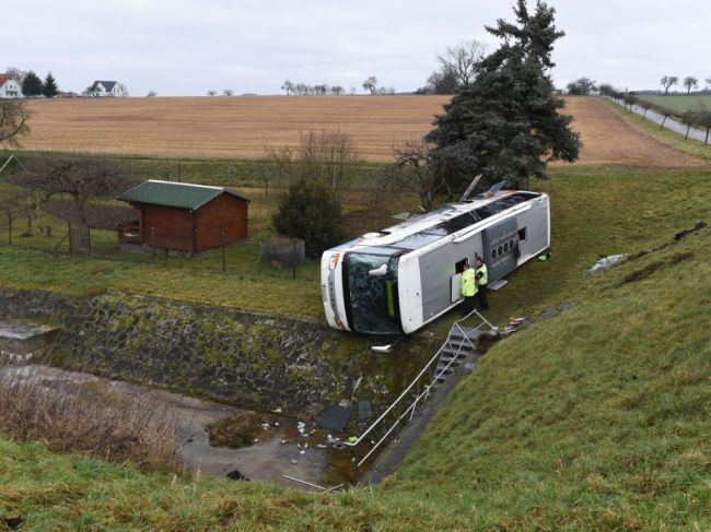 Nehoda školského autobusu si vyžiadala dvoch mŕtvych a 21 zranených
