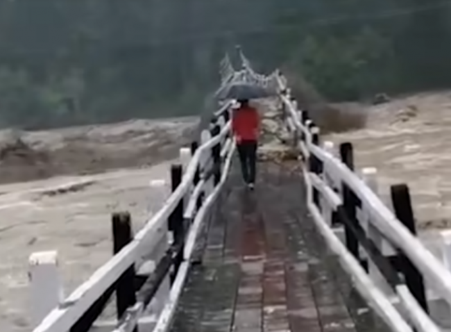 Video: Muž chcel prejsť cez most smrti
