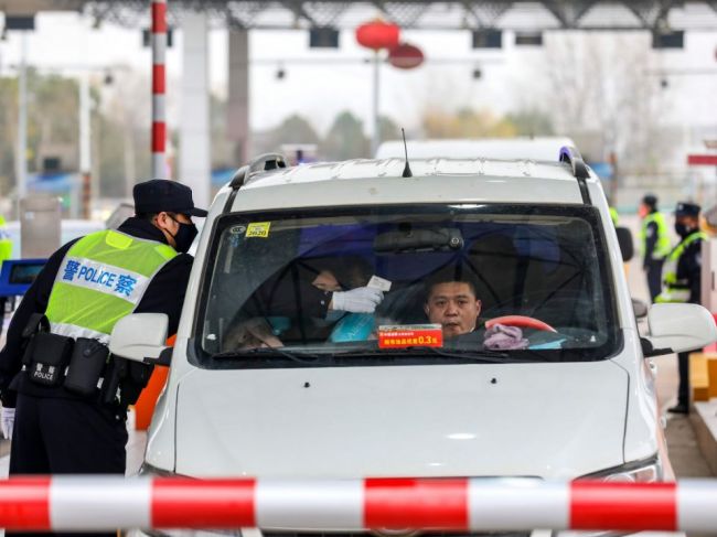 Čína zastaví dopravu v dvoch ďalších mestách, zatvorí aj Zakázané mesto