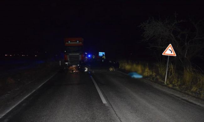 Tragická čelná zrážka kamiónu a auta: Vodič nehodu neprežil