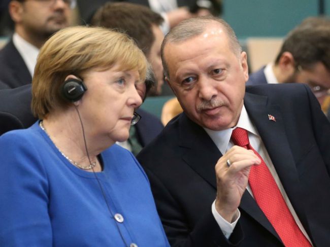 Erdogan na stretnutí s Merkelovou varoval pred chaosom v Líbyi
