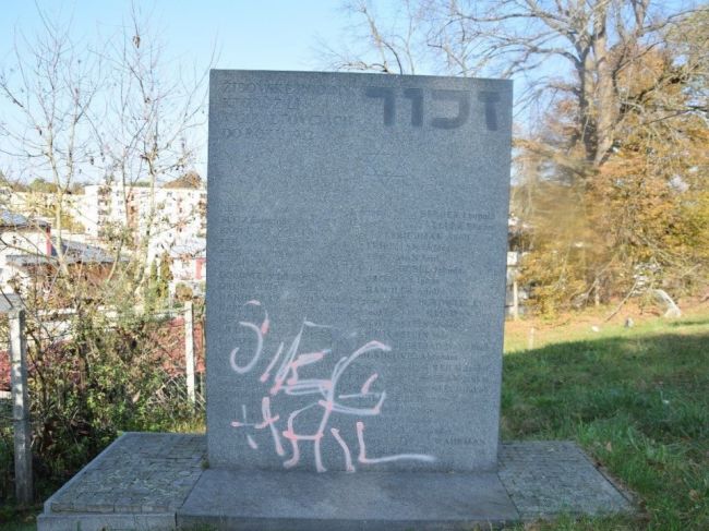 NAKA objasnila prípad postriekaného židovského náhrobného kameňa v Giraltovciach
