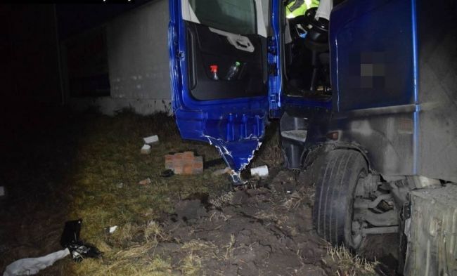 FOTO: Rozoral kruhovú križovatku, zničil niekoľko značiek a kamión 