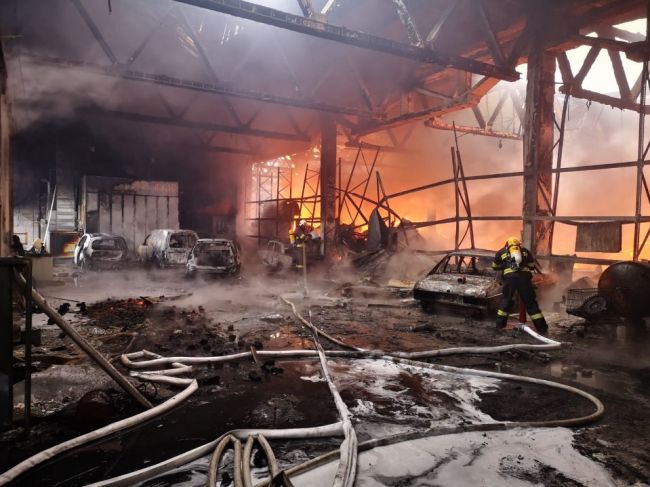 FOTO: Pri likvidácii požiaru výrobnej haly v Šuranoch zasahuje už takmer stovka hasičov