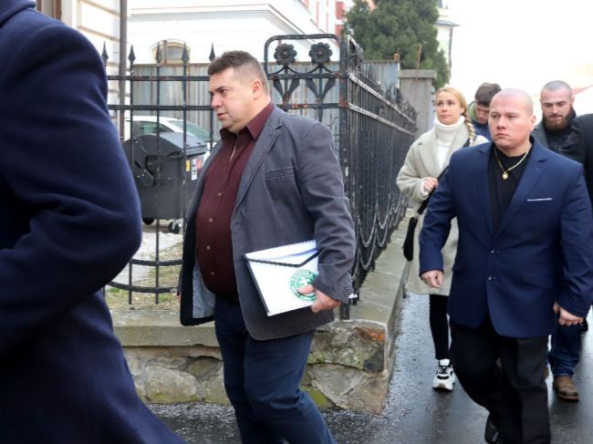 Súd uznal Antona Grňa vinným, na verejnosti pozdravil 'Na stráž!'