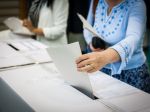 Dohliadať na priebeh volieb chcú aj zahraniční pozorovatelia