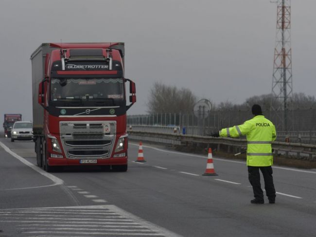 Kolóna kamiónov dosiahla na diaľnicu D3, uzavreli tunel Považský Chlmec