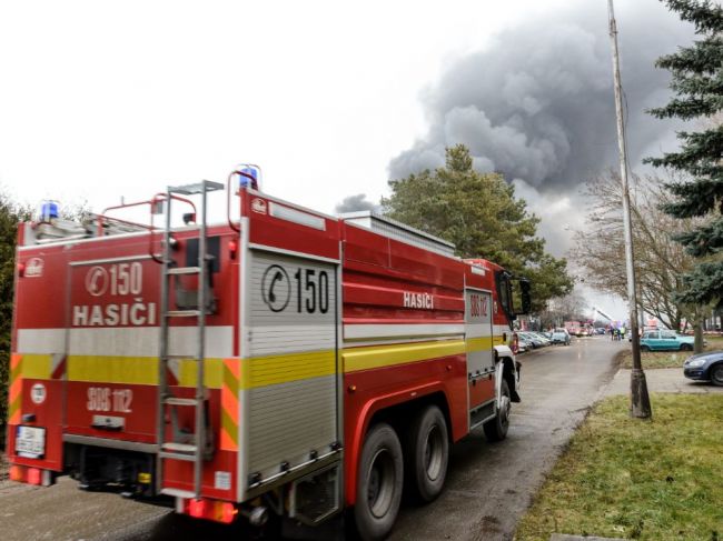 Desiatky hasičov už 55 hodín zasahujú pri požiari výrobnej haly v Šuranoch