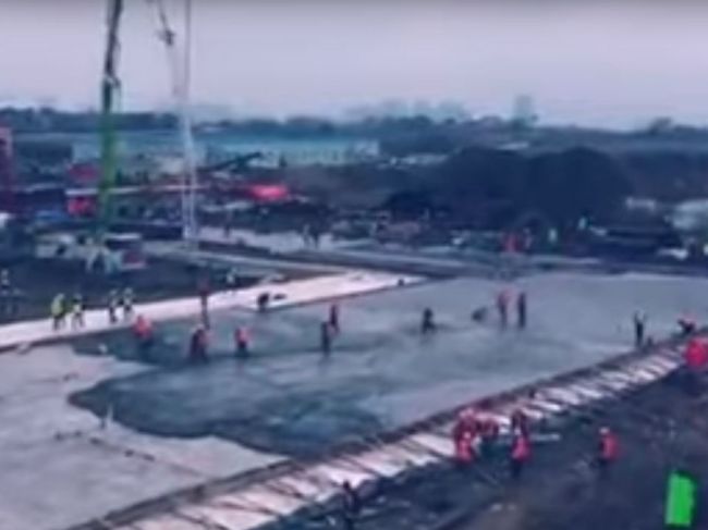 Video: Takto rýchlo sa stavajú nemocnice v Číne. Doma im môžeme len závidieť