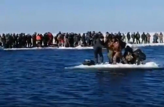 Video: Vyše 500 rybárov uviazlo na mohutnej ľadovej kryhe, takto ich odtiaľ dostali