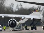 Lietadlo s viac ako 100 ľuďmi evakuovanými z Wu-chanu pristálo v Británii