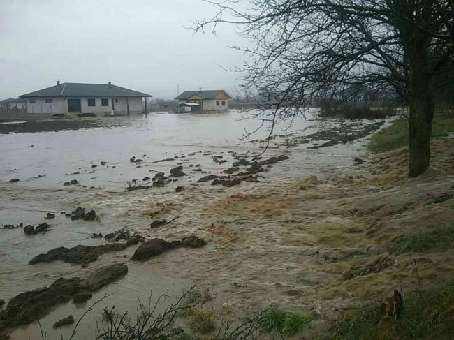 Pre vyčíňanie počasia zasahujú hasiči na 30 miestach