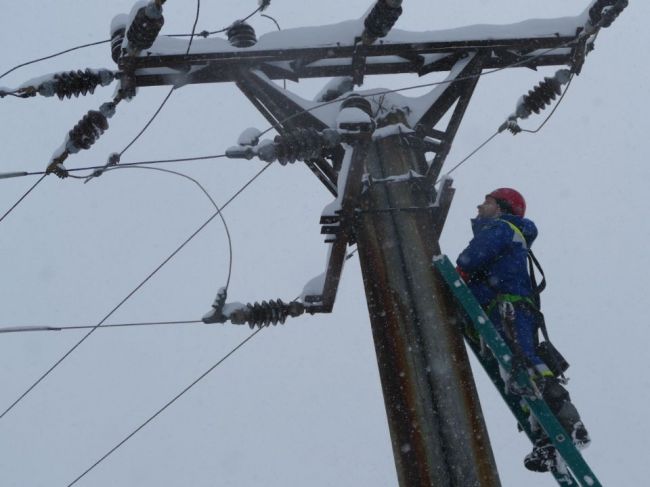 Na západnom Slovensku je takmer 7000 zákazníkov bez elektrickej energie