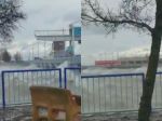 Video: Vietor v Gabčíkove rozbúril hladinu, vlny takmer presiahli zábradlie