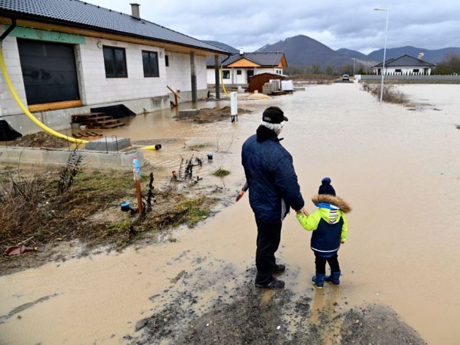 SHMÚ varuje pred povodňami, v týchto okresoch platia výstrahy