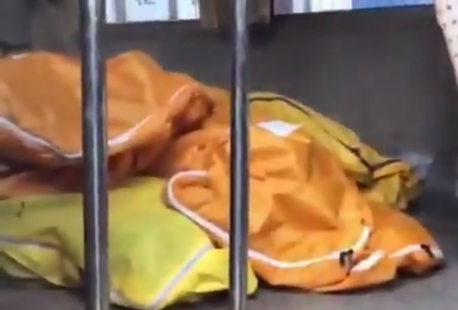 Video: Bloger natočil šokujúce zábery z nemocnice vo Wu-chane, polícia ho zatkla