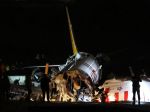 Video: Lietadlo zišlo z pristávacej dráhy a rozlomilo sa