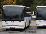 Prudký vietor uväznil cestujúcich vo vlakoch, pomohli im vodiči autobusov