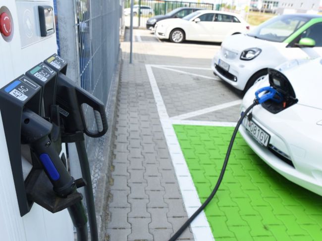 Ministerstvo hospodárstva podporí výstavbu nabíjačiek na elektromobily na 72 lokalitách
