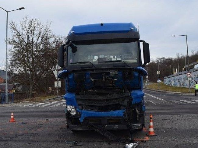 Vážna nehoda kamióna a osobného auta: Dieťa prevážal do nemocnice vrtuľník