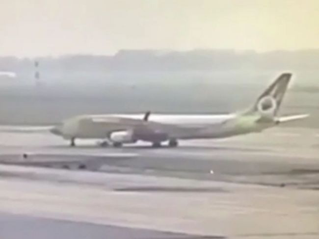 Video: Lietadlo na dráhe vrazilo do ťahača, pritlačilo ho a zabilo jeho vodiča