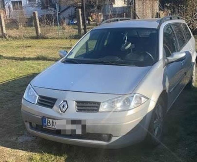 Polícia zastavila vodiča, ktorý šoféroval napriek zákazu, až po výstreloch