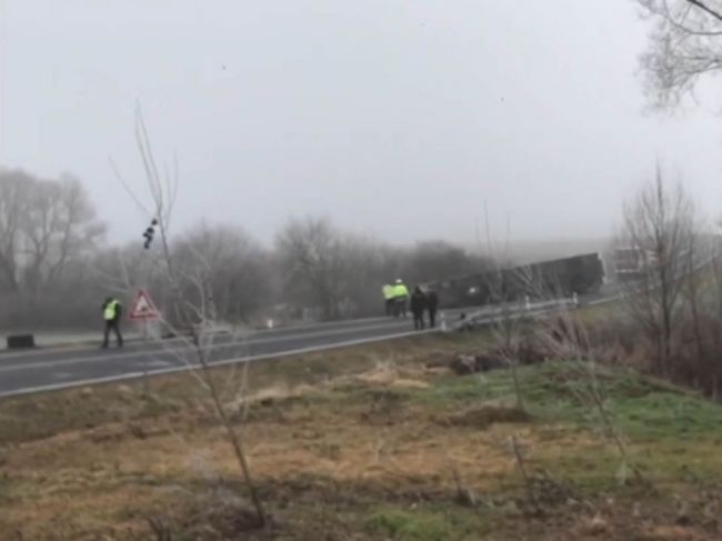 VIDEO: Pri dopravnej nehode autobusu s vyše 70 deťmi zasahoval aj vrtuľník