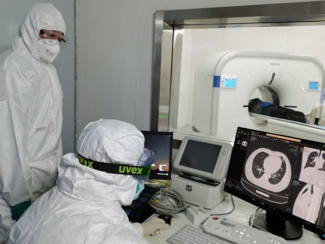 Novému koronavírusu už podľahlo najmenej 902 ľudí, nakazených je 39.800