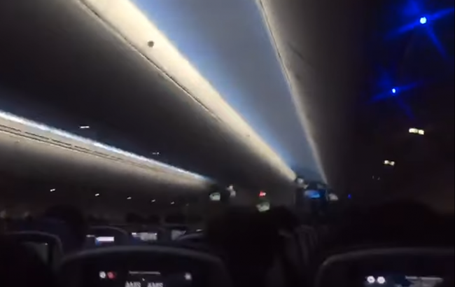 Video: Cestujúci kričali od strachu, lietadlo zasiahla víchrica