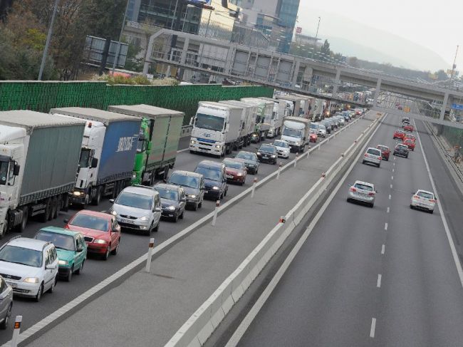 Premávku v Bratislave komplikuje viacero nehôd a kolón