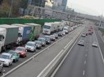Premávku v Bratislave komplikuje viacero nehôd a kolón