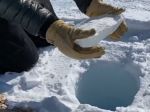 Video: Do snehu vyvŕtali 140-metrovú dieru a pustili do nej ľad. Toto nasledovalo