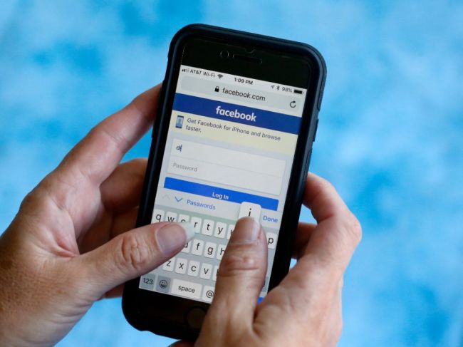 Facebook zrušil sieť účtov ruských tajných služieb, ktoré šírili falošné správy