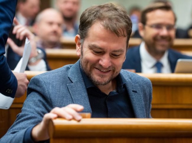 Prieskum AKO: OĽaNO delia od Smeru necelé 2 percentá