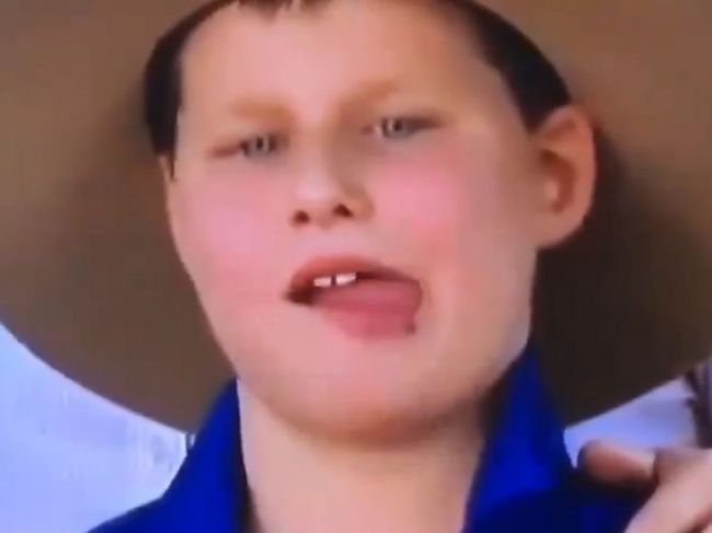 Video: Chlapec počas rozhovoru v priamom prenose zjedol dve muchy