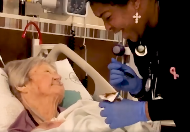  Video: Sestra s anjelskym hlasom spieva pacientke počas kŕmenia