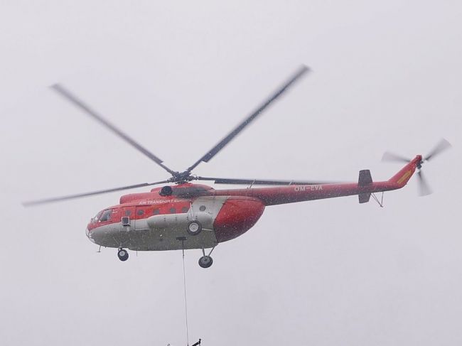 Zranenému horolezcovi aj turistke pomáhali leteckí záchranári